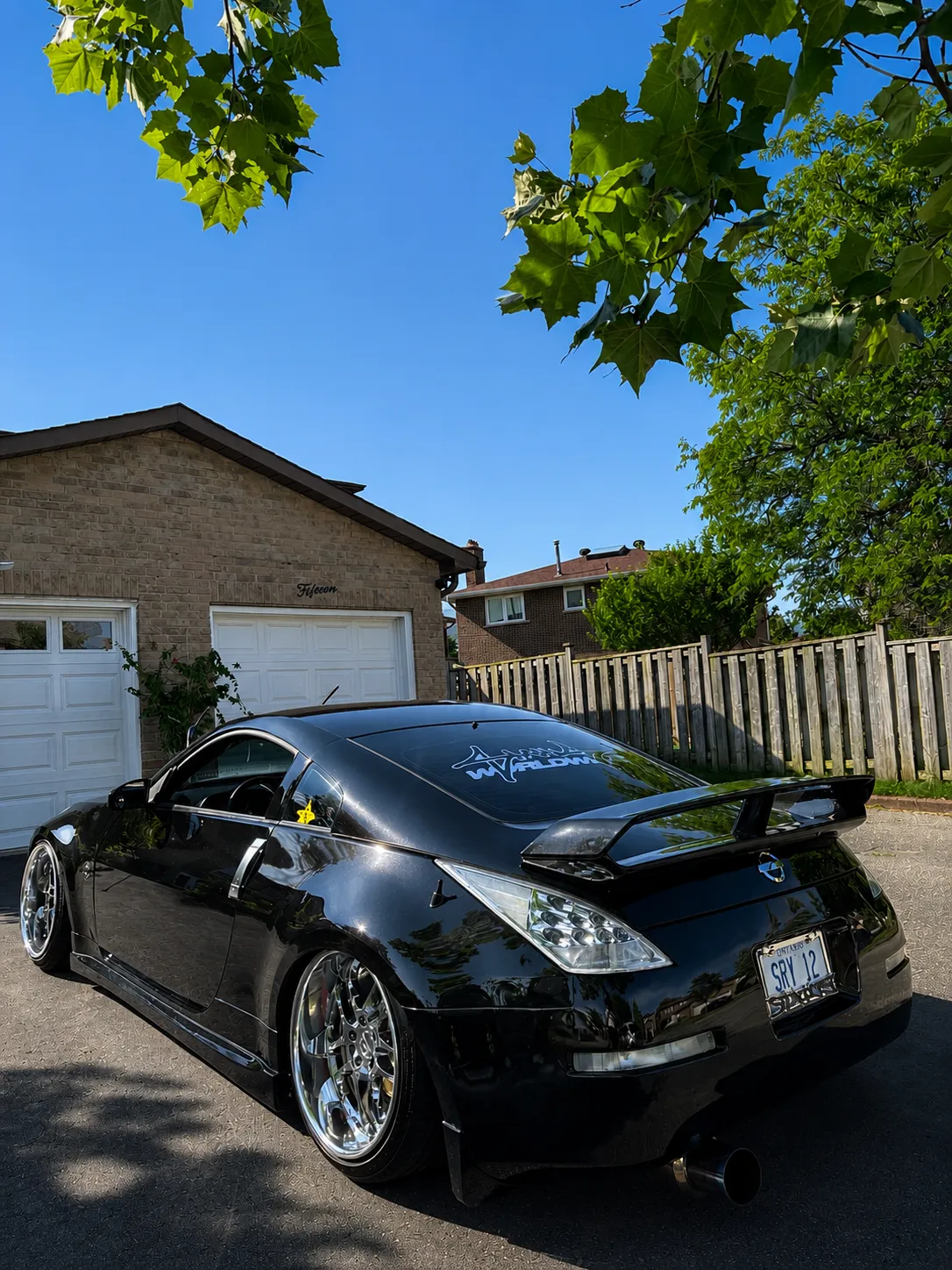 Gloss black Nissan 350Z on polished chrome wheels after a full exterior detail